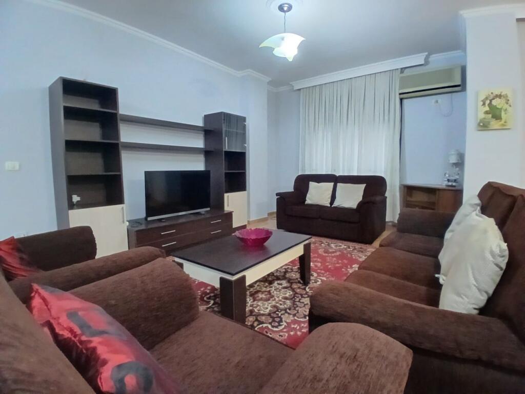2+1 i mobiluar te roza blu rruge e kavajes,cmimi 600euro