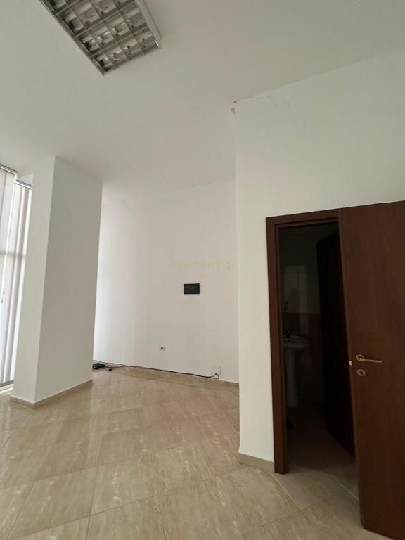 Commercial space (shop) for rent in the Fresku area 480 € /Month
