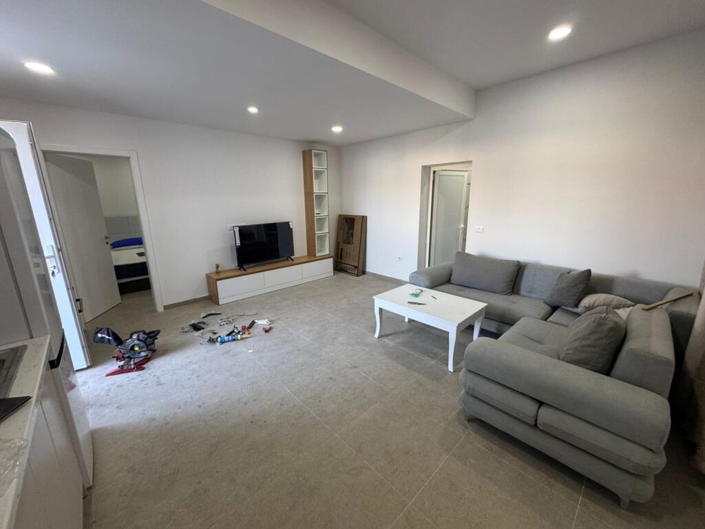 Jepet me qera apartament prane rruges Hamdi Pepo!

