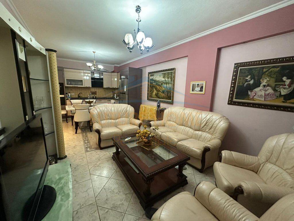 Shitet, Apartament 3+1+2, Rruga Kongresi Manastirit, Tirane.
