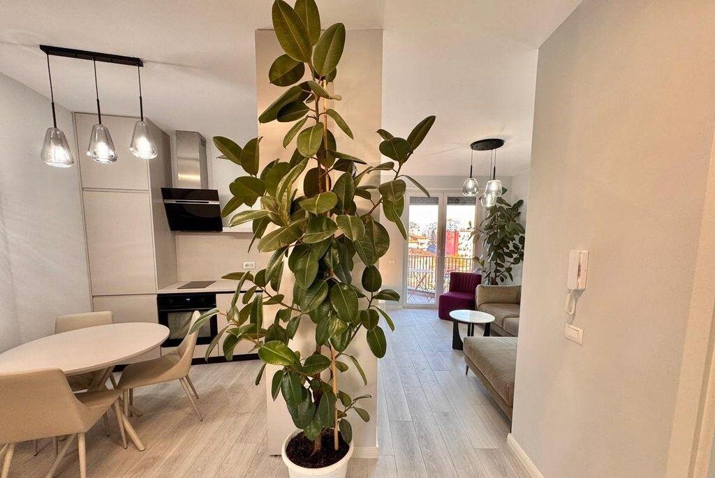 JEPET ME QIRA APARTAMENT 2+1 + POST PARKIMI  – TEK RRUGA E DIBRËS!