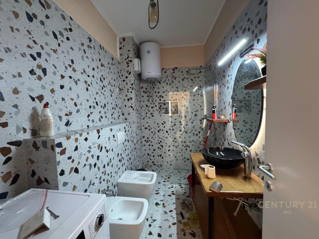 JEPET ME QIRA AMBIENT PER ZYRA TEK LIQENI THATE! 1,500 € /Muaj Sip. Totale  110m2