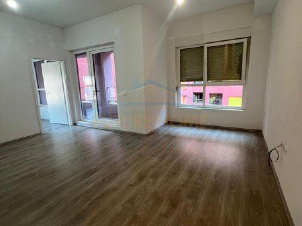 In vendita, Appartamento 1+1, Complesso Mangalem, Tirana.