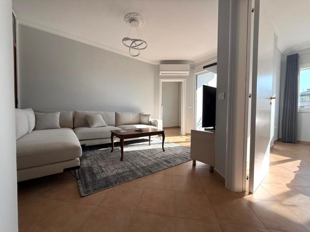 APARTAMENT ME QIRA 2+1  RRUGA KAVAJES PRANE KISHES KATOLIKE
