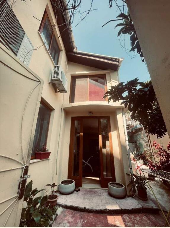 PRIVATE HOUSE FOR SALE 2 FLOORS NEW MARKET
