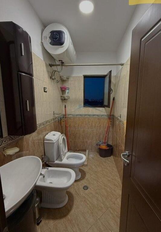 Shitet, Apartament 2+1, Rruga Hoxha Tahsim, Tiranë.