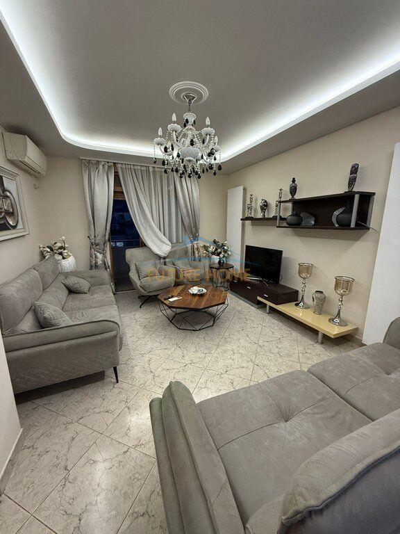VENDESI APPARTAMENTO 2+1 VIA BARDHYL VICINO AL NUOVO MERCATO