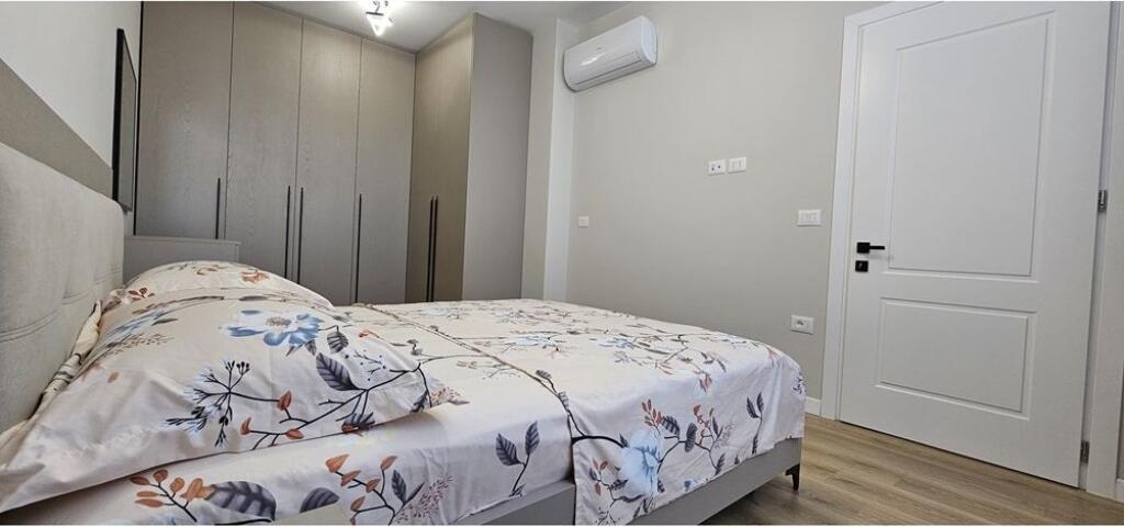 Jepet me qira apartament 1+1+post parkimi!