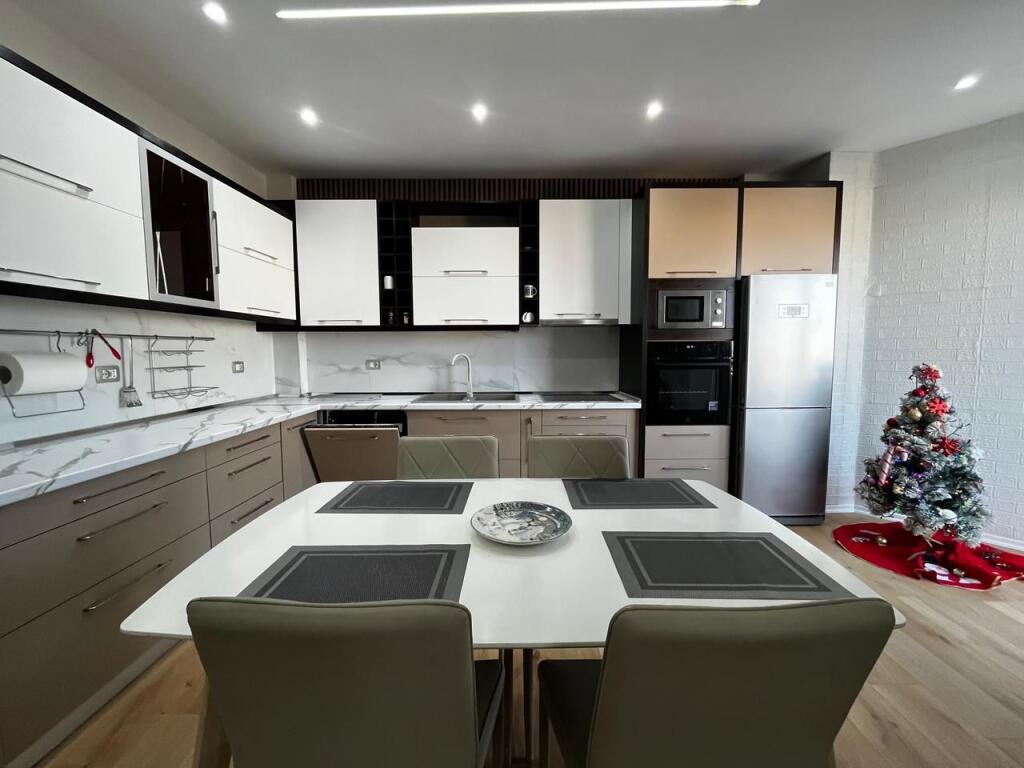 Appartamento 3+1+2 con 2 balconi in vendita – Markata Durres