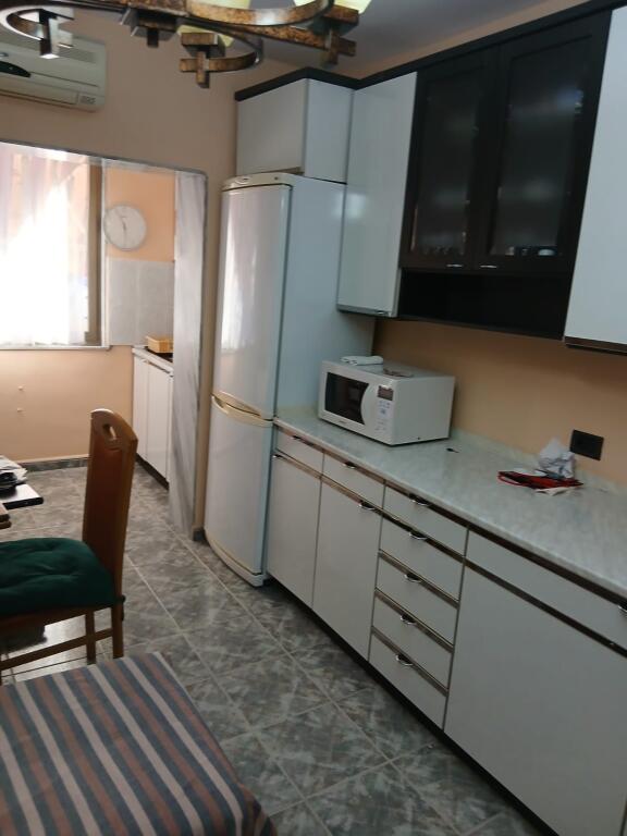 Appartamento 2+1 in affitto in Via Qemal Stafa (Scuola Rossa)!!!