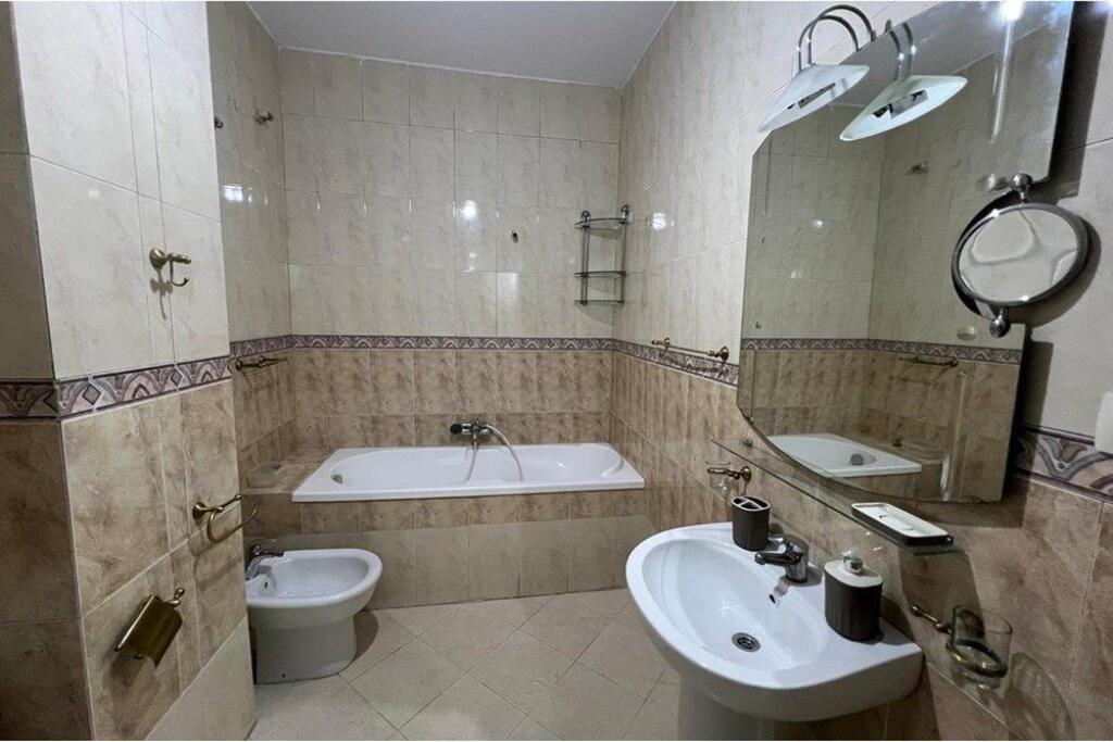 APPARTAMENTO IN AFFITTO 2+1+2 BAGNI PRESSO IL COMUNE DI PARIGI.