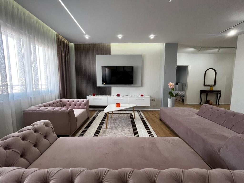 Appartamento 3+1+2 con 2 balconi in vendita – Markata Durres