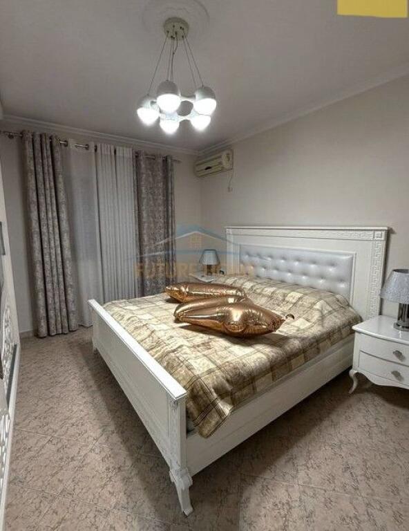 Shitet, Apartament 2+1, Rruga Hoxha Tahsim, Tiranë.
