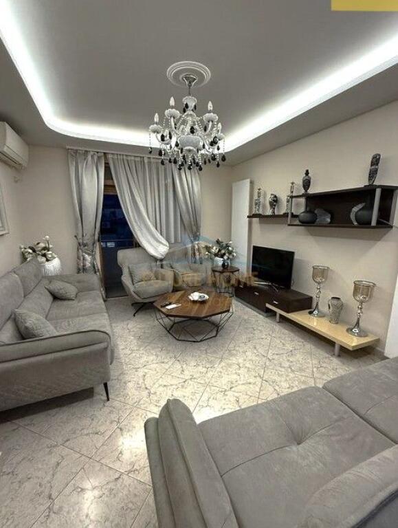 Shitet, Apartament 2+1, Rruga Hoxha Tahsim, Tiranë.
