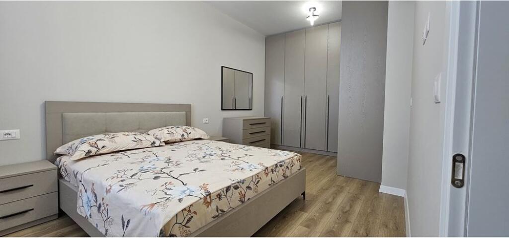 Jepet me qira apartament 1+1+post parkimi!