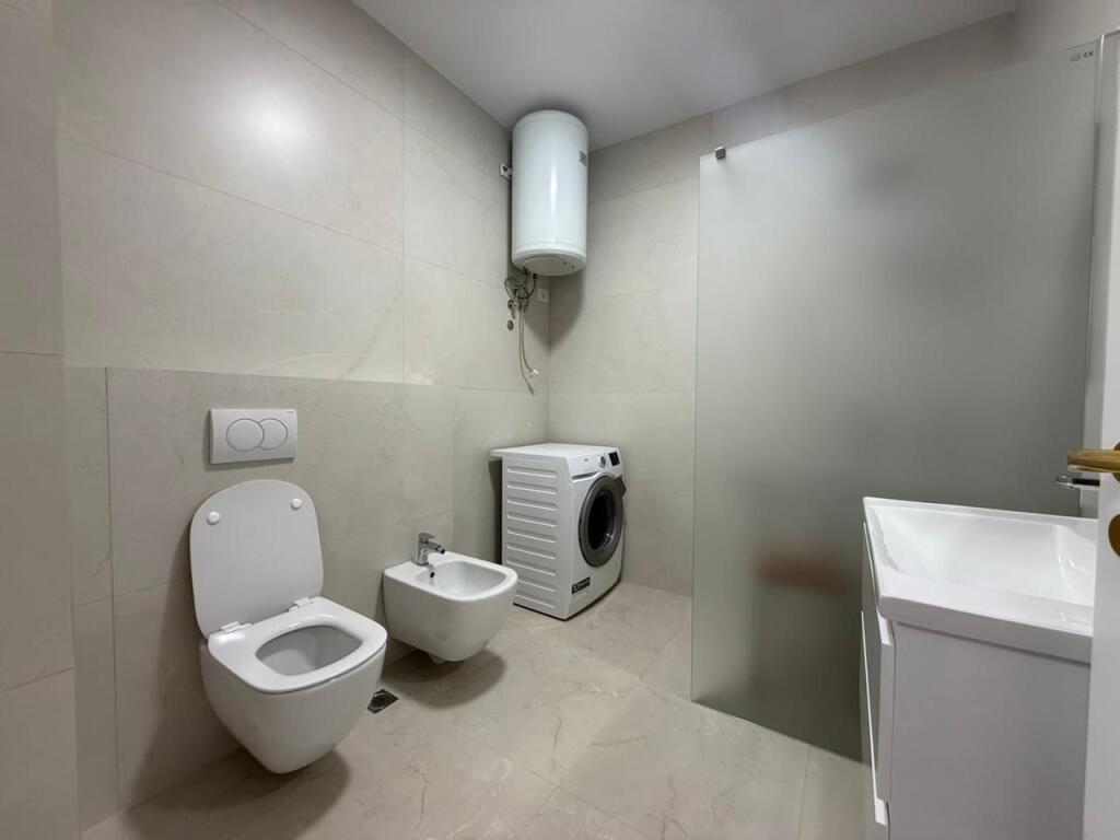APARTAMENT ME QIRA 2+1  RRUGA KAVAJES PRANE KISHES KATOLIKE