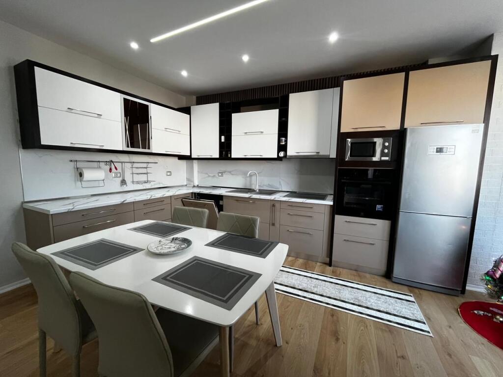 Appartamento 3+1+2 con 2 balconi in vendita – Markata Durres