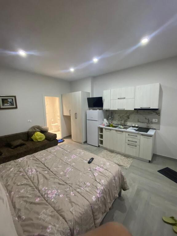 Garzonierë për qira në zonën e Plazhit, shumë pranë Hotel Koralit.