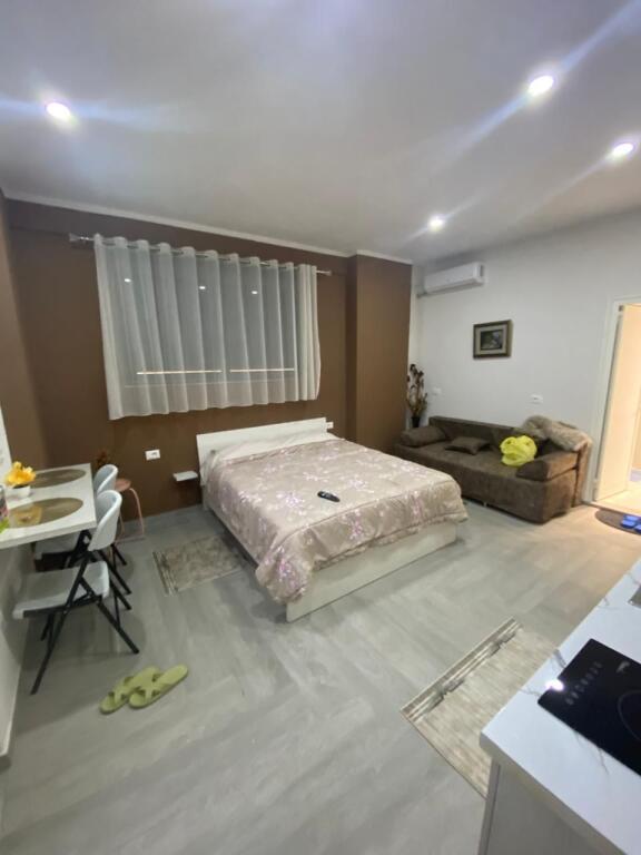 Garzonierë për qira në zonën e Plazhit, shumë pranë Hotel Koralit.