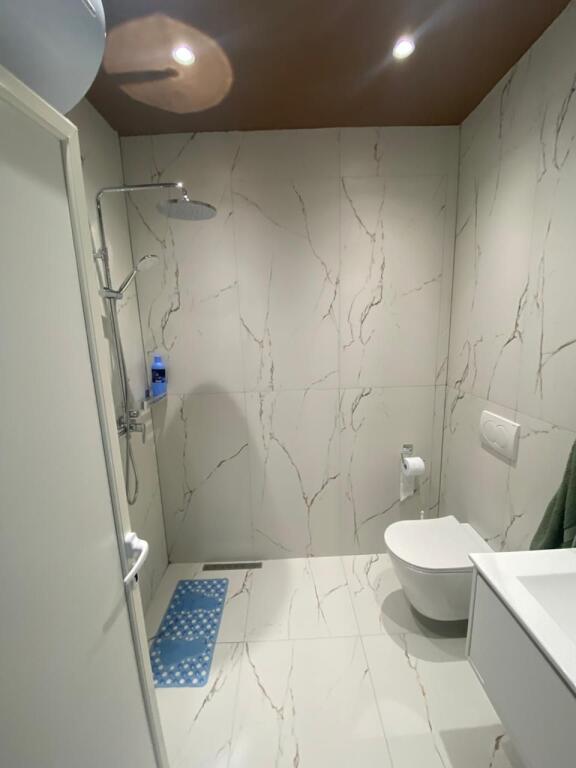 Garzonierë për qira në zonën e Plazhit, shumë pranë Hotel Koralit.