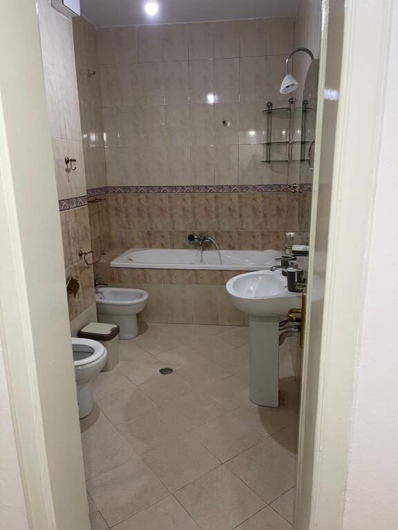 Appartamento 2+1+2 in affitto 📍 Comune di Parigi, di fronte a Delish Fish 🏢 4° piano, edificio nuovo con ascensore 📐 Superficie: 105 m² 💰 Prezzo: 750 € / mese