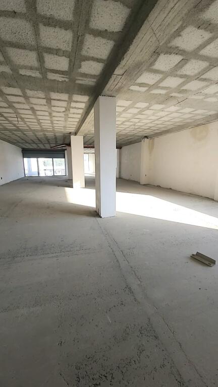 PROPRIETÀ COMMERCIALE – POSSIBILITÀ DI CONVERSIONE IN APPARTAMENTI / CAMERE D’HOTEL / AIRBNB