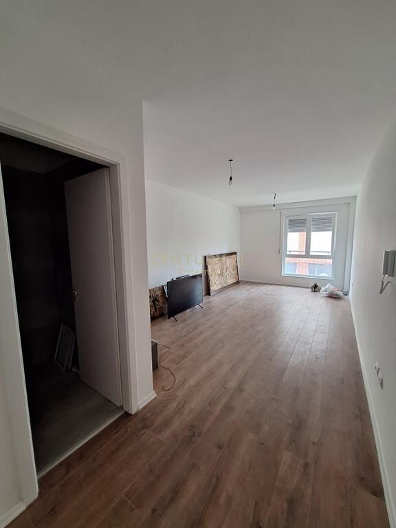 Zyre me qira tek Myslym Shyri 500 € /Muaj Sip. Totale  40m2