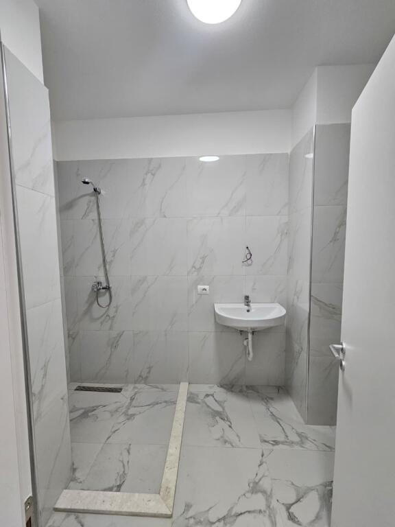 UFFICIO IN AFFITTO PRESSO ZOGU I ZI