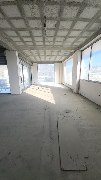 PROPRIETÀ COMMERCIALE – POSSIBILITÀ DI CONVERSIONE IN APPARTAMENTI / CAMERE D’HOTEL / AIRBNB
