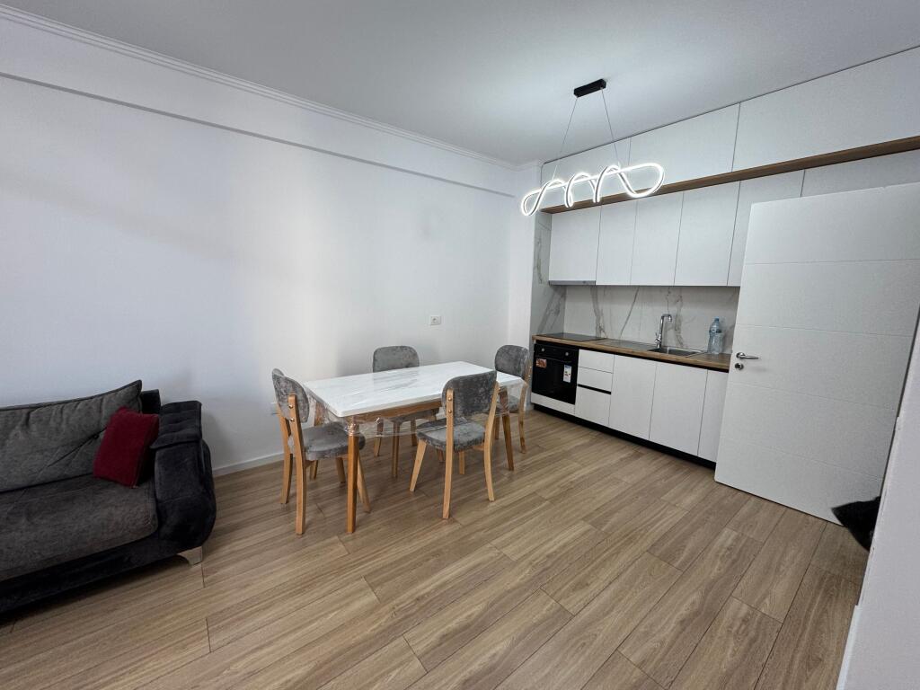 Apartment 1+1 for rent – Astir  Apartment 1+1 for rent, fully furnished with new furniture. The apartment is new, located on the 5th floor and has an area of 70 m².  📍 Address: Urban Gate Building, opposite Jolla Complex, Astir 💰 Price: 45000 lek / month