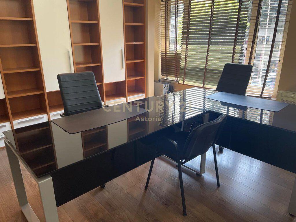 LOCALE PER UFFICI IN AFFITTO – EX ESPOSIZIONE, DI FRONTE AL TRIBUNALE