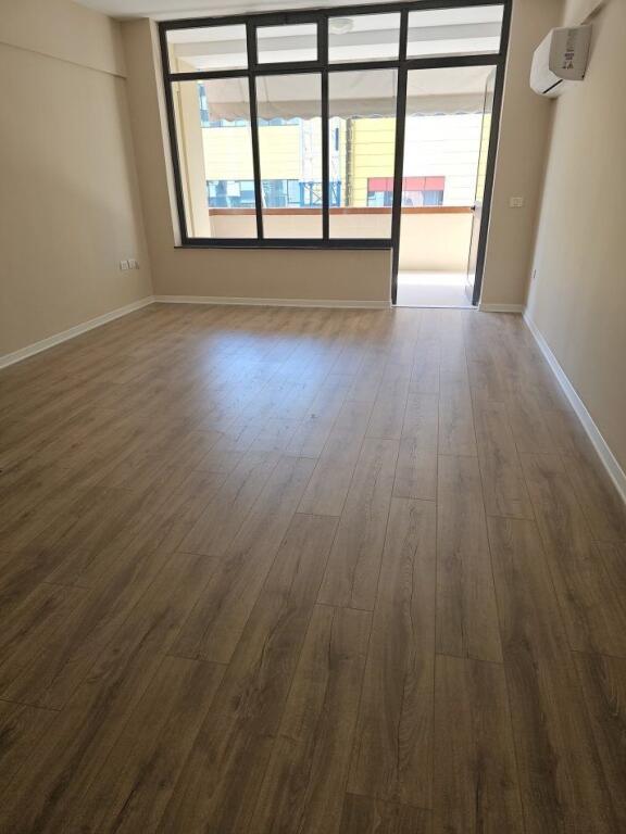 ZYRE ME QERA 130 M2 QENDER 1000 EURO