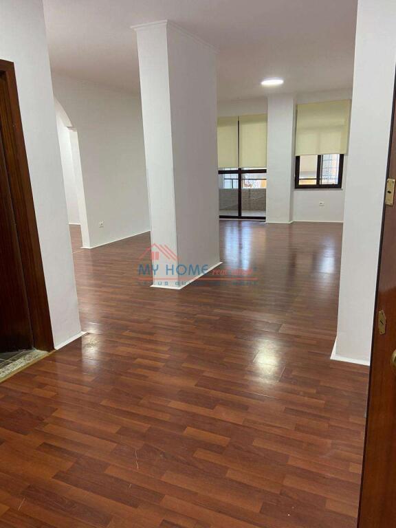 Ufficio in affitto a Bllok a Tirana