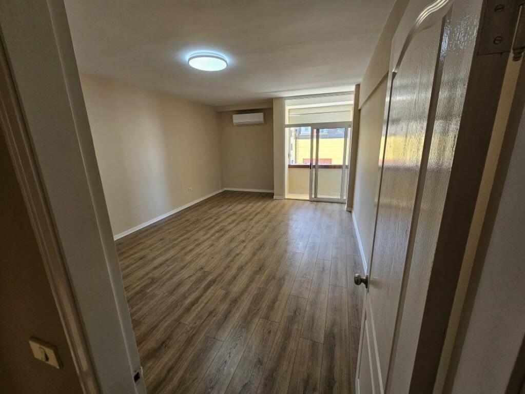 ZYRE ME QERA 130 M2 QENDER 1000 EURO