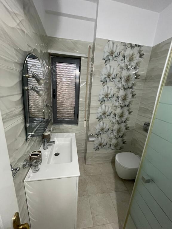 Appartamento 2+1+2 in affitto 📍 Comune di Parigi, di fronte a Delish Fish 🏢 4° piano, edificio nuovo con ascensore 📐 Superficie: 105 m² 💰 Prezzo: 750 € / mese
