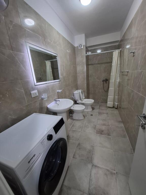 Jepet me qira apartament 2+1  – Ne rrugen 5 Maji (Pallatet e Bashkisë)!!