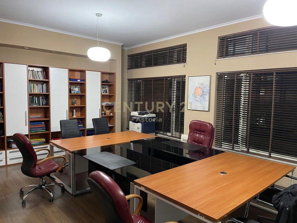 LOCALE PER UFFICI IN AFFITTO – EX ESPOSIZIONE, DI FRONTE AL TRIBUNALE