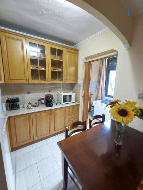 Shitet, Apartament 1+1, Ish Tregu Elektrik, Tiranë.