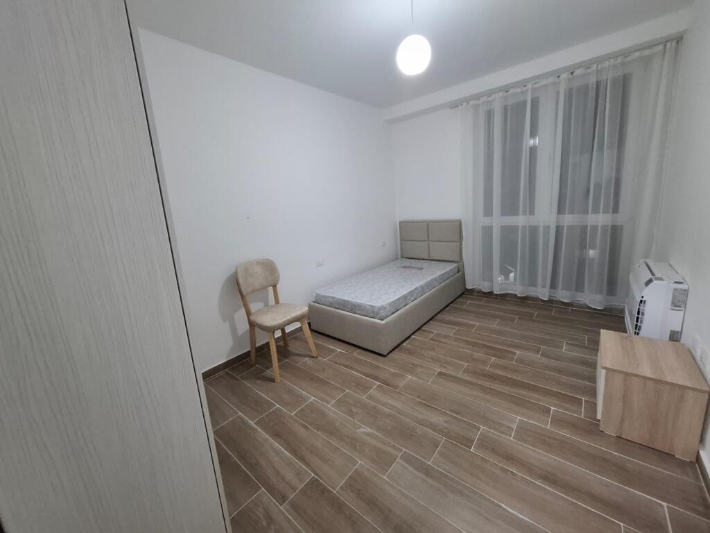 Jepet me qira apartament 2+1  – Ne rrugen 5 Maji (Pallatet e Bashkisë)!!