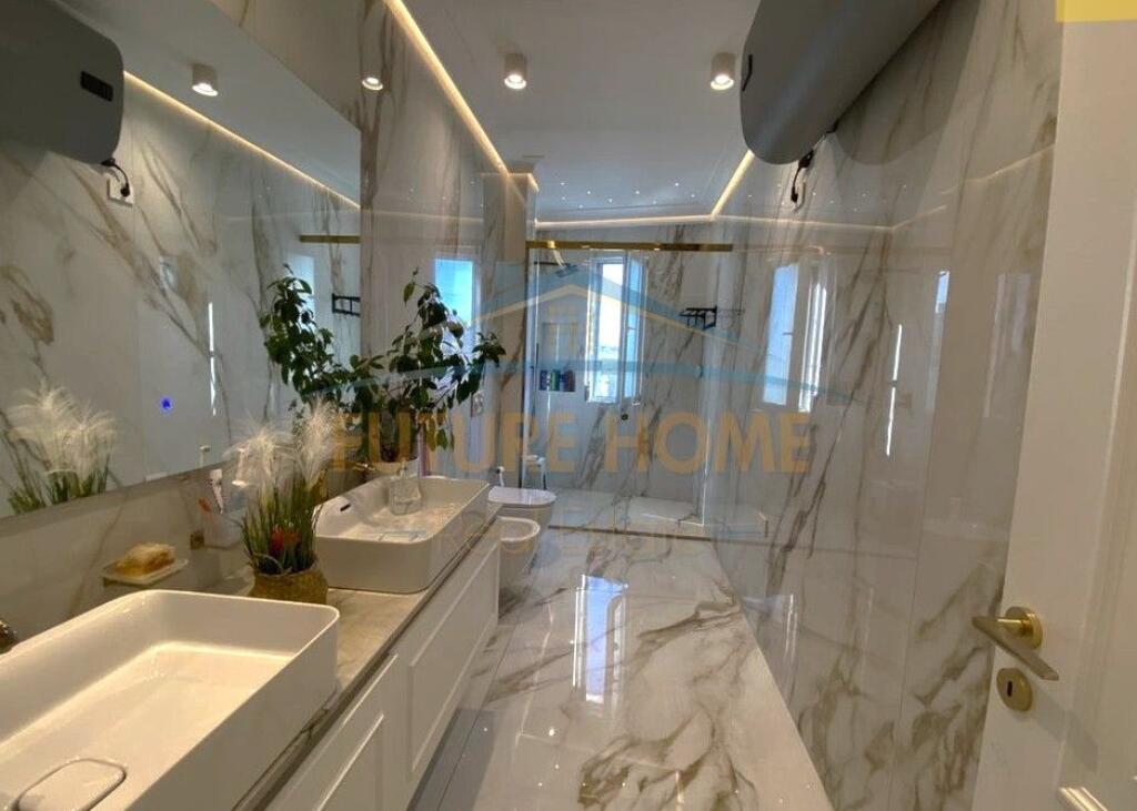 Shitet, Apartament 4+1+3+2Poste Parkimi, Rezidenca "EURO 3D", Tiranë.