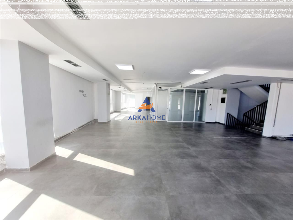 NEGOZIO IN VENDITA 133M2 "ALLA COMMUNE DI PARIGI, VICINO A KIKA 2" 478.800 EURO