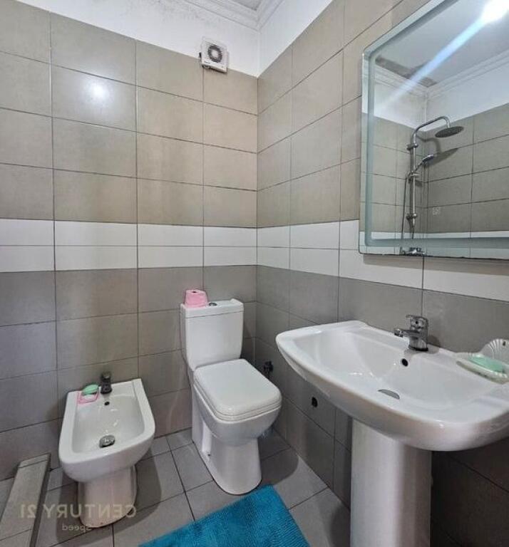 Shitet apartament 2+1 tek Casa Italia.