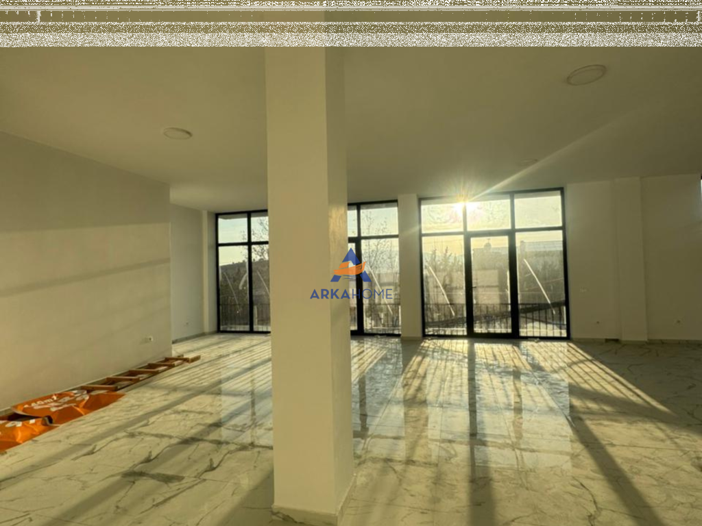 LOCALE COMMERCIALE IN AFFITTO 140M2 "SAUK, INCROCIO VERSO FARKË" 90.000 LEKE