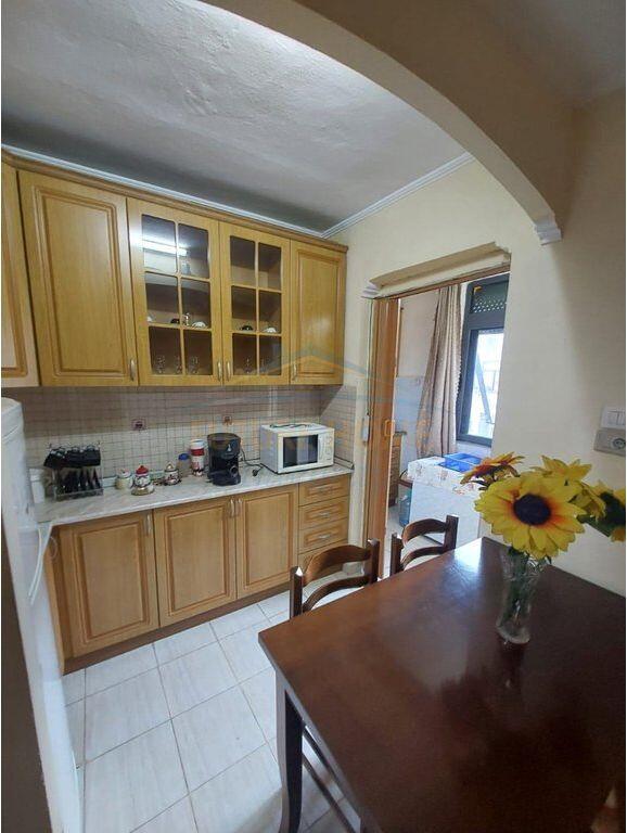 Shitet, Apartament 1+1, Ali Demi, Tiranë.