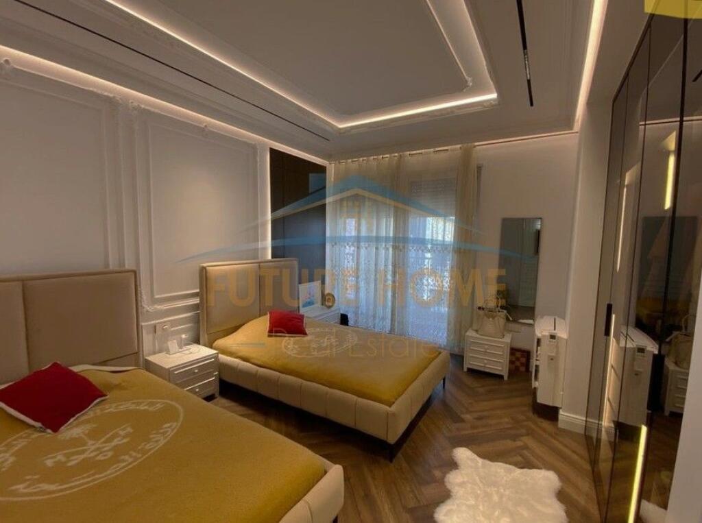 Shitet, Apartament 4+1+3+2Poste Parkimi, Rezidenca "EURO 3D", Tiranë.