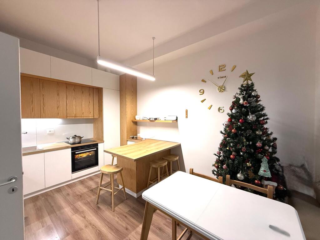 EKSKLUZIVE 📍 Pazari i Ri, shitet apartament 2+1+2