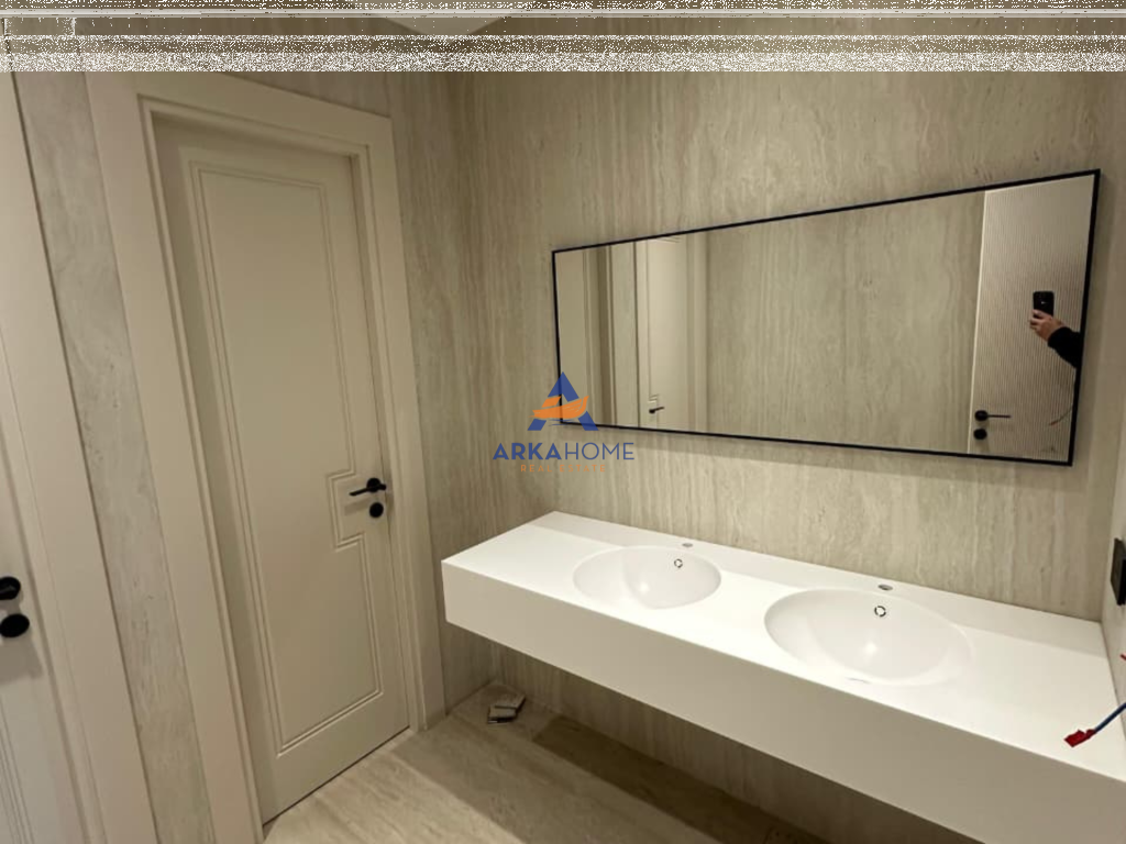 JEPET ME QERA AMBIENT 428M2 "KOMPLEKSI DELIJORGJI" 12.000 EURO (I DISKUTESHËM)