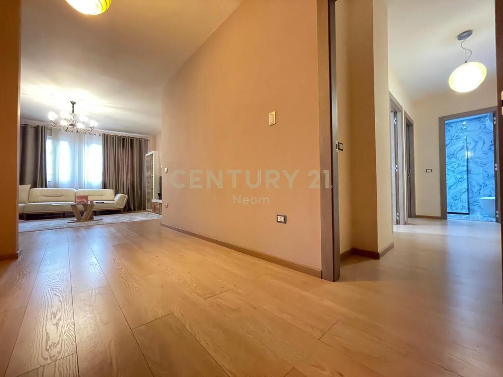 Apartament 2+1+2 me qira tek Komuna e Parisit,prane Kristal Center
