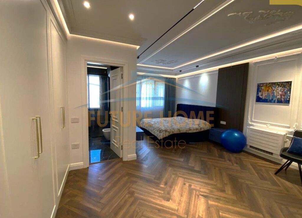 Shitet, Apartament 4+1+3+2Poste Parkimi, Rezidenca "EURO 3D", Tiranë.