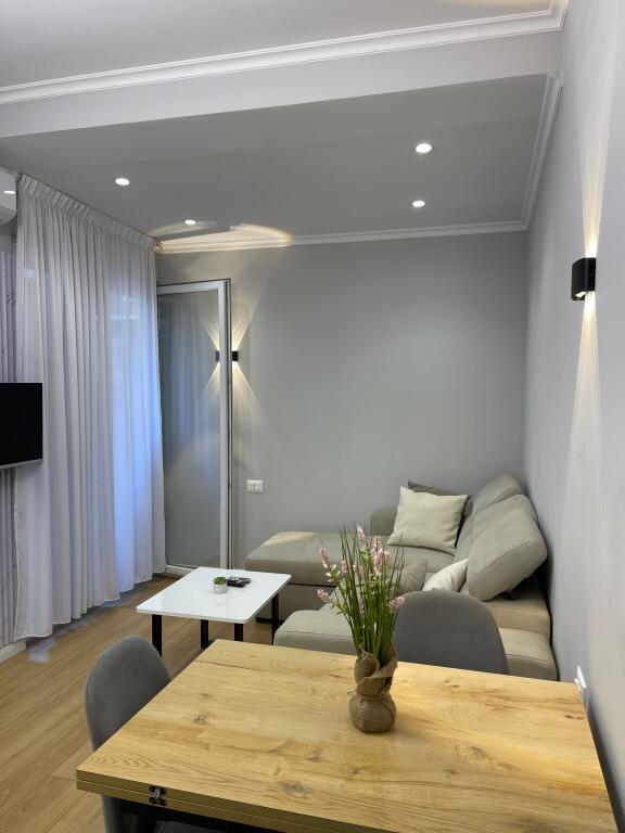 🏡 Shitet apartament 1+1 te Liqeni i Thate